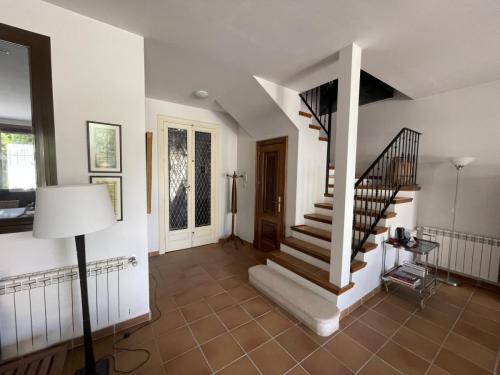 Escalera abierta al salón